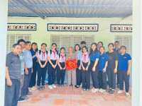 Liên đội trường THCS Phú an tổ chức thăm tặng quà gia đình có công với cách mạng