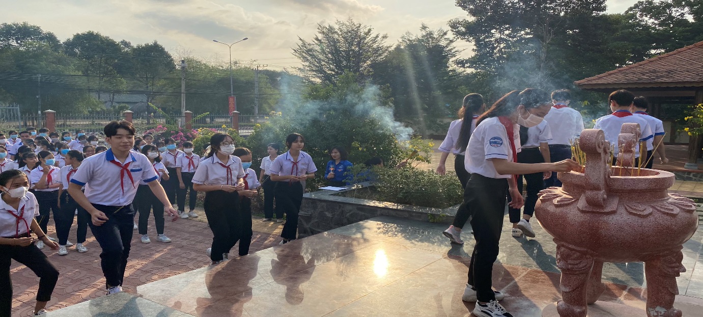 LIÊN ĐỘI TRƯỜNG THCS PHÚ AN KẾT HỢP CÙNG CHI ĐOÀN TRƯỜNG, CHI ĐOÀN XÃ PHÚ AN TỔ CHỨC LỄ KẾT NẠP ĐOÀN VIÊN MỚI