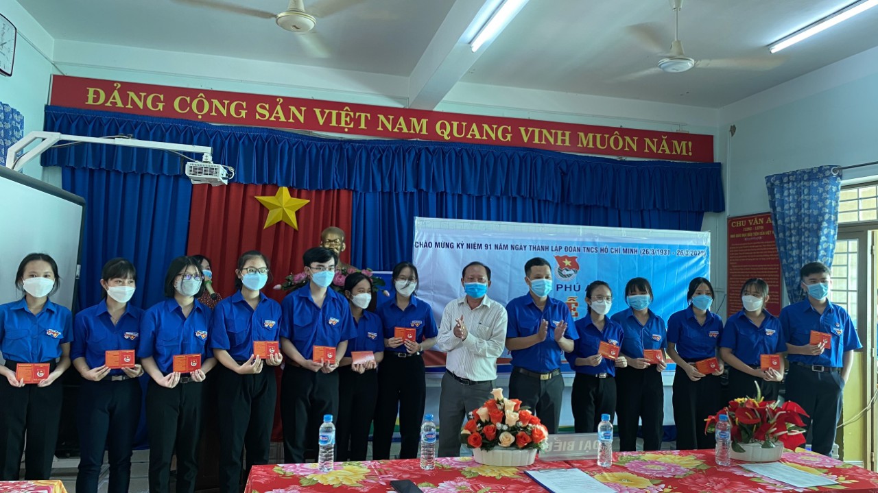LIÊN ĐỘI TRƯỜNG THCS PHÚ AN KẾT HỢP CÙNG CHI ĐOÀN TRƯỜNG, ĐOÀN XÃ PHÚ AN TỔ CHỨC LỄ KẾT NẠP ĐOÀN VIÊN MỚI