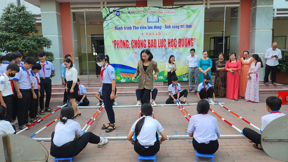 TRƯỜNG THCS PHÚ AN CÙNG CÁN BỘ THƯ VIỆN NHÀ TRƯỜNG PHỐI HỢP CÙNG THƯ VIỆN TỈNH BÌNH DƯƠNG  TỔ CHỨC CHUYÊN ĐỀ PHÒNG CHỐNG BẠO LỰC HỌC ĐƯỜNG.