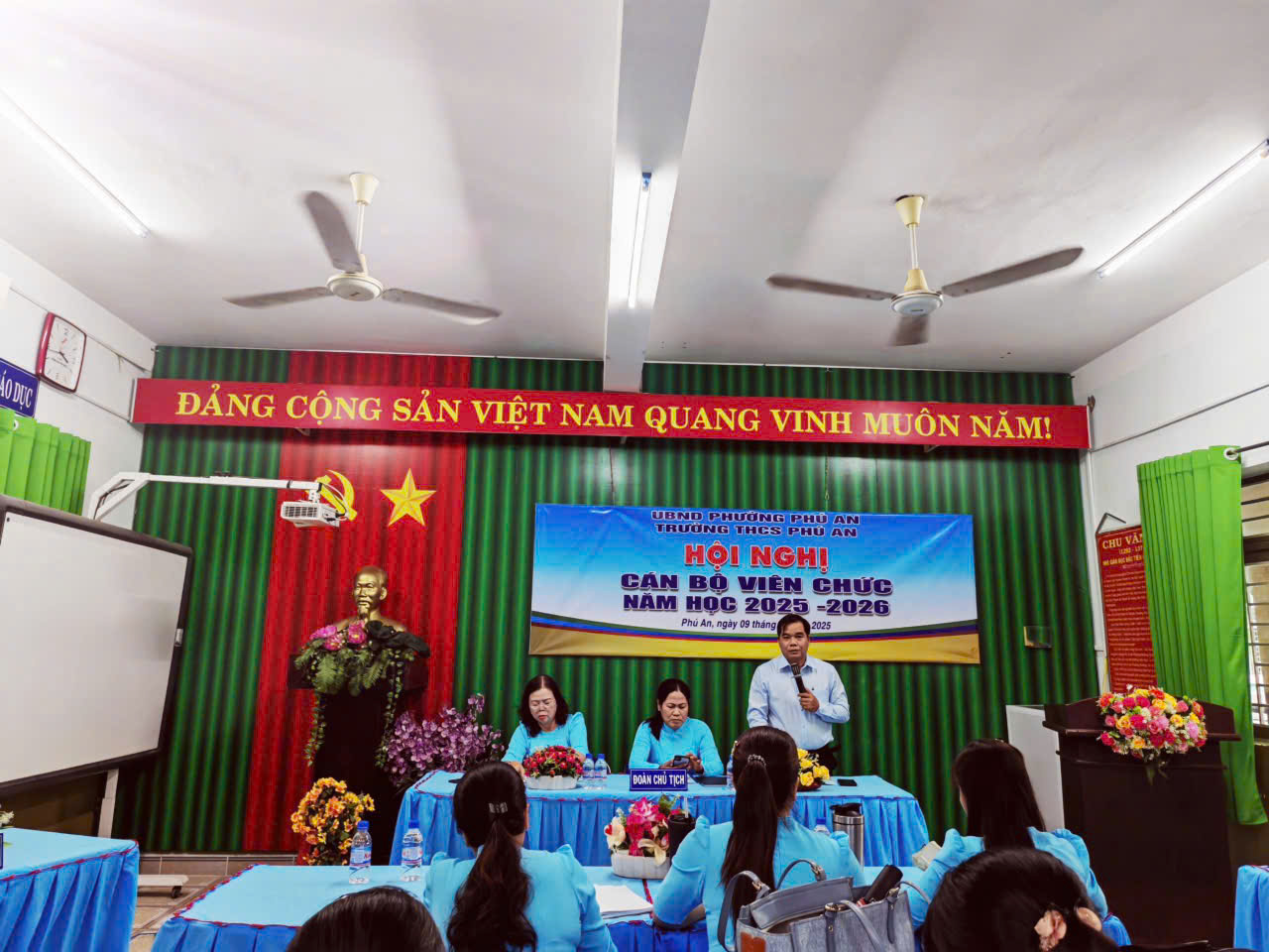 Trường THCS Phú An tổ chức thành công hội nghị công nhân viên chức năm học 2025-2026