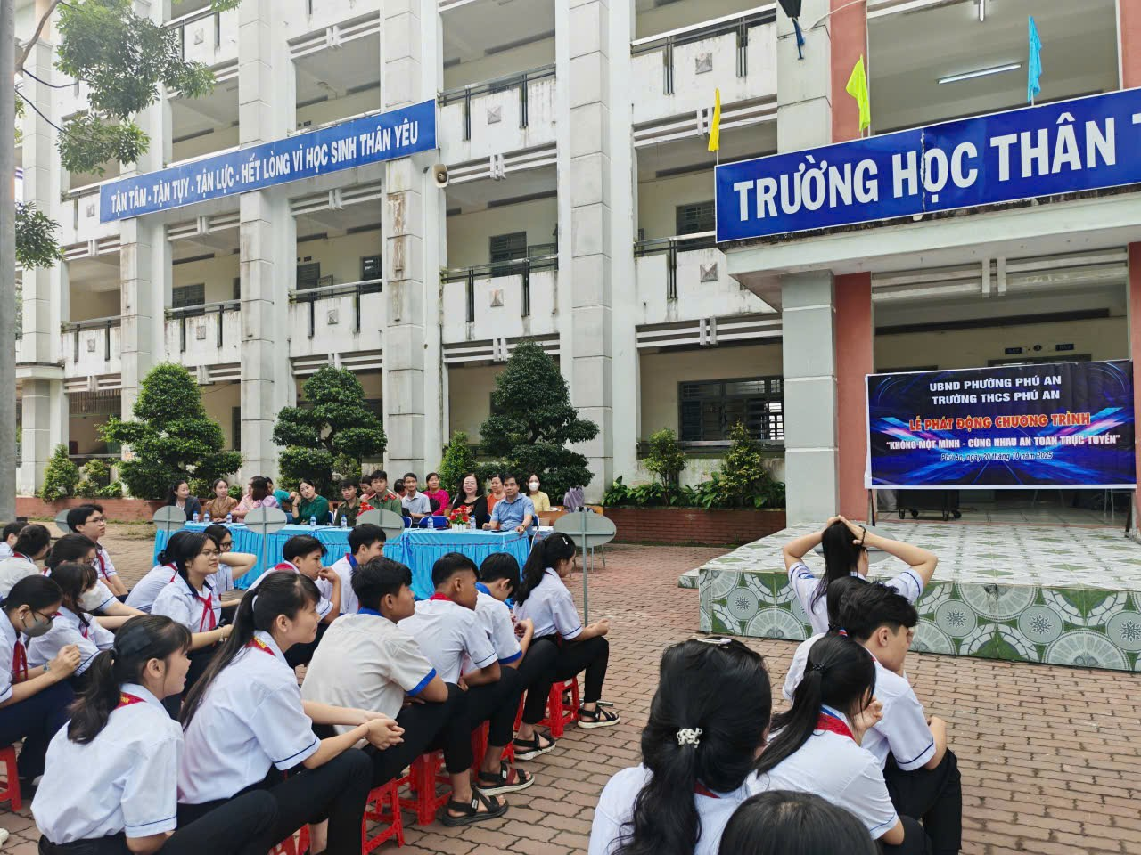 Thầy trò trường THCS Phú An tham gia chương trình trực tuyến hưởng ứng chiến dịch "Không một mình - Cùng nhau an toàn trực tuyến" do Công an TP phối hợp Sở Giáo dục và Đào tạo phát động.